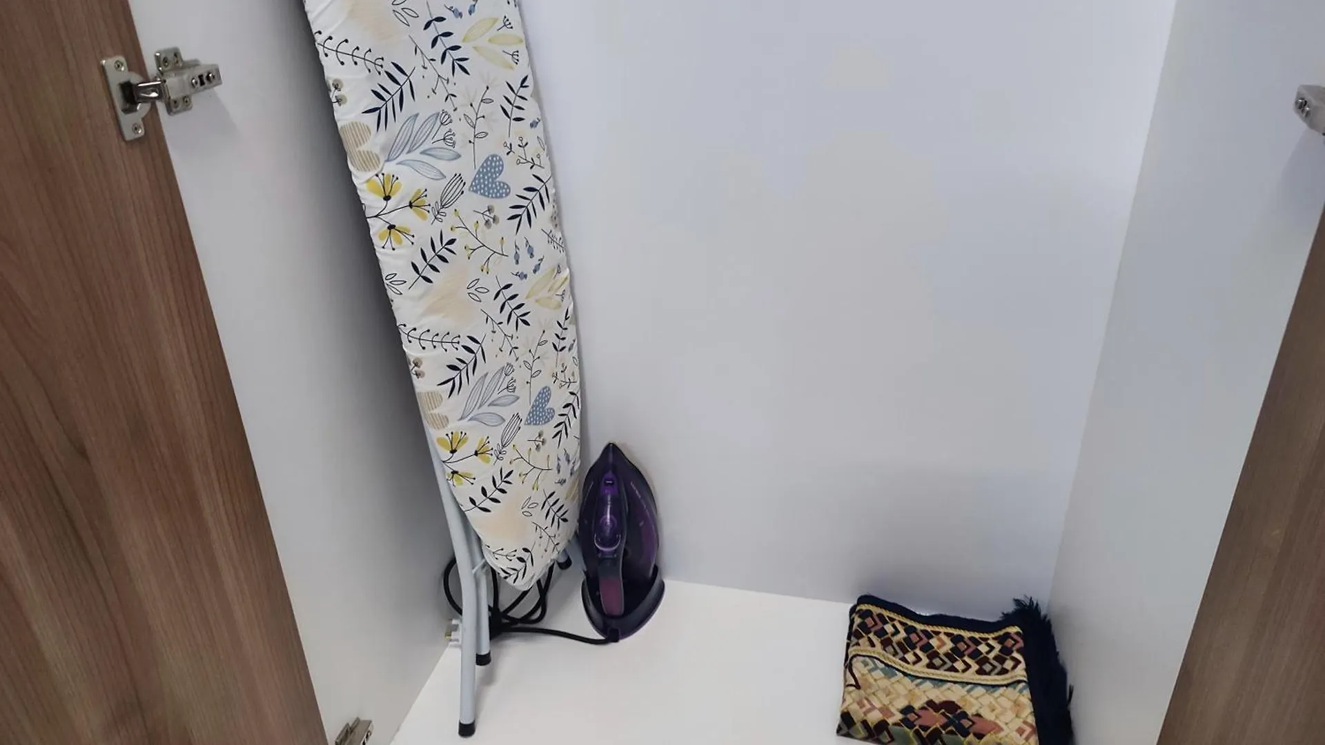 Zals Property Alanis 2R1B Near Klia Airport With Wifi Sepang